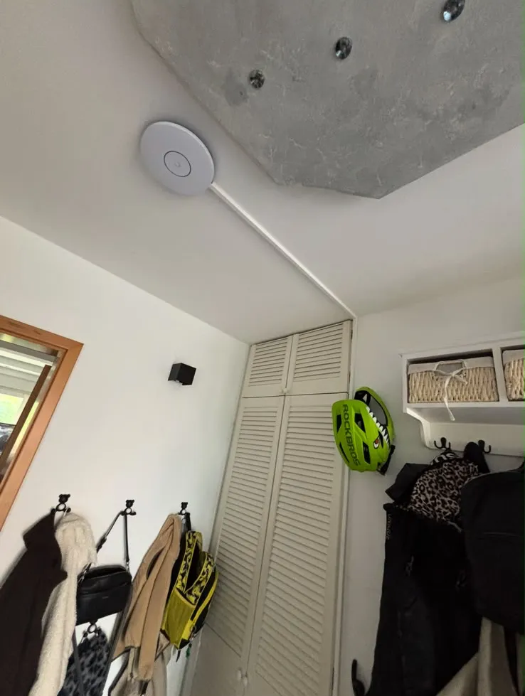 Montierter UniFi Access Point an der Flurdecke, Kabel sauber im Kabelkanal verlegt